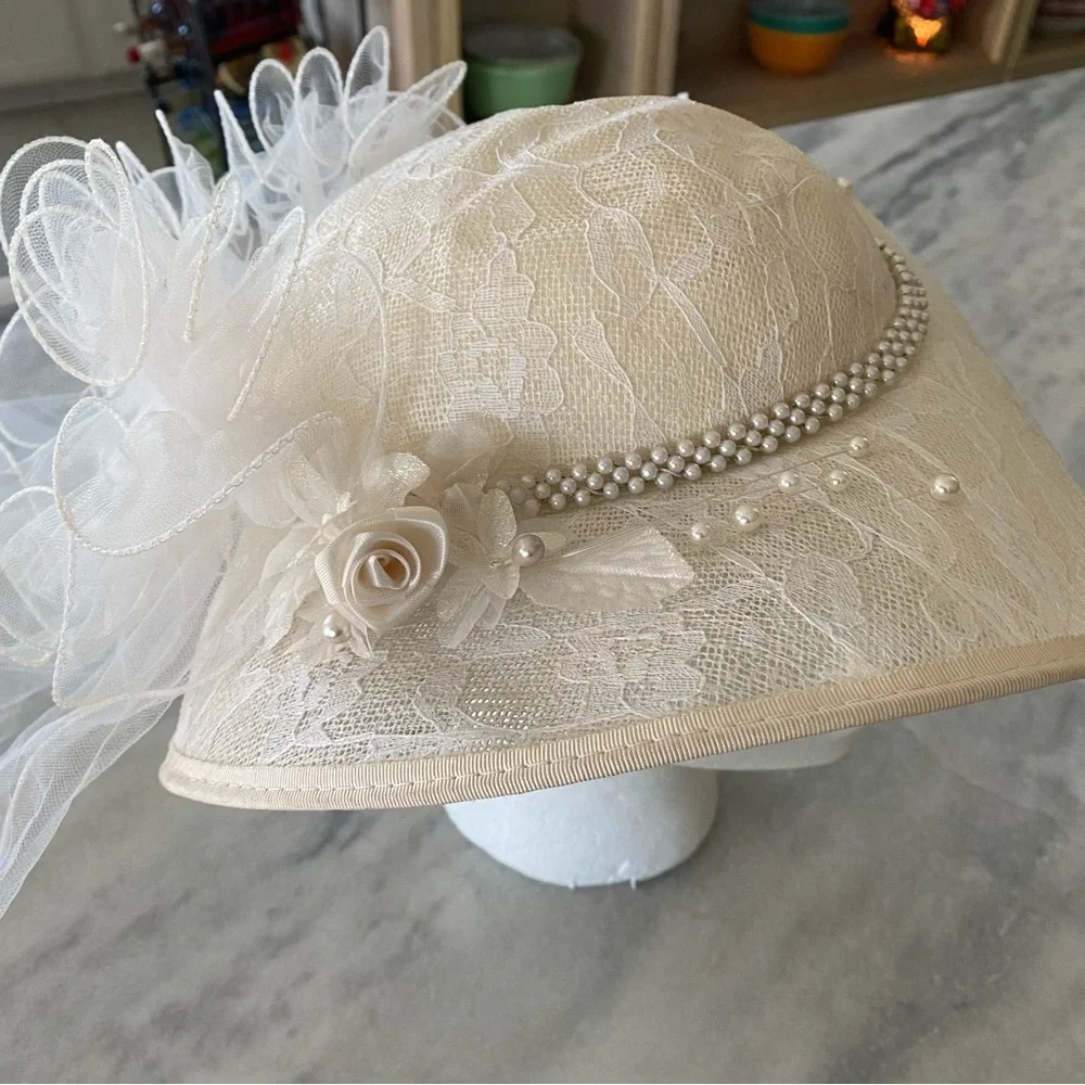 Vintage Wedding Veil Hat  Bride Lace Tulle Vail Cream pearls Roses